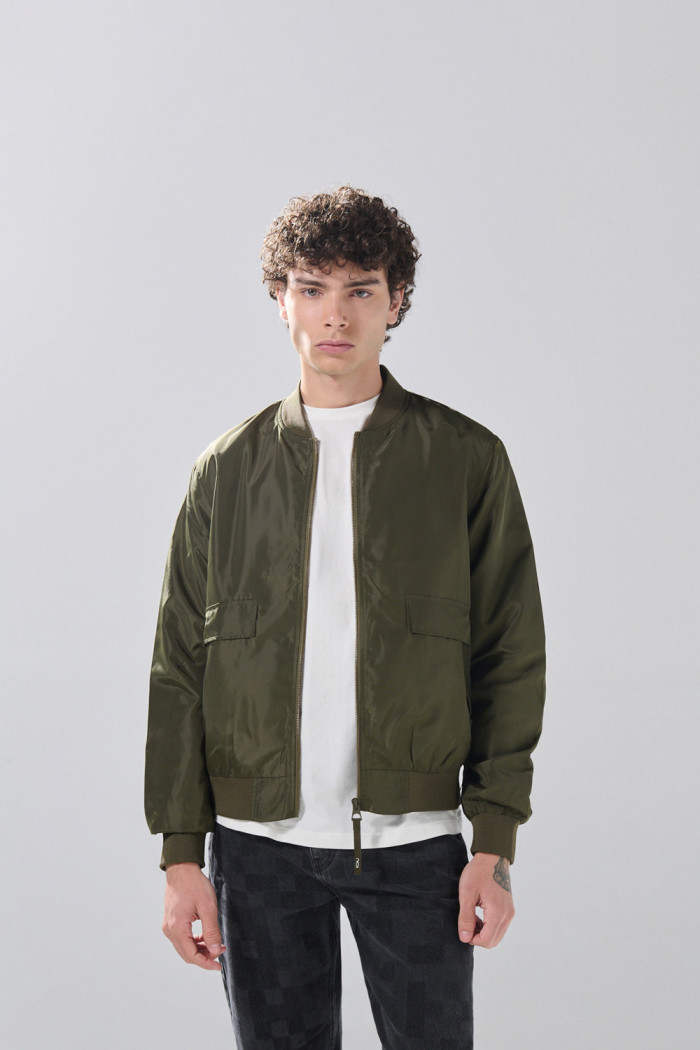 Chaqueta unicolor bomber con bolsillos delanteros de tapa