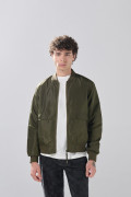 Chaqueta unicolor bomber con bolsillos delanteros de tapa