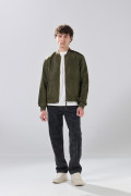 Chaqueta unicolor bomber con bolsillos delanteros de tapa