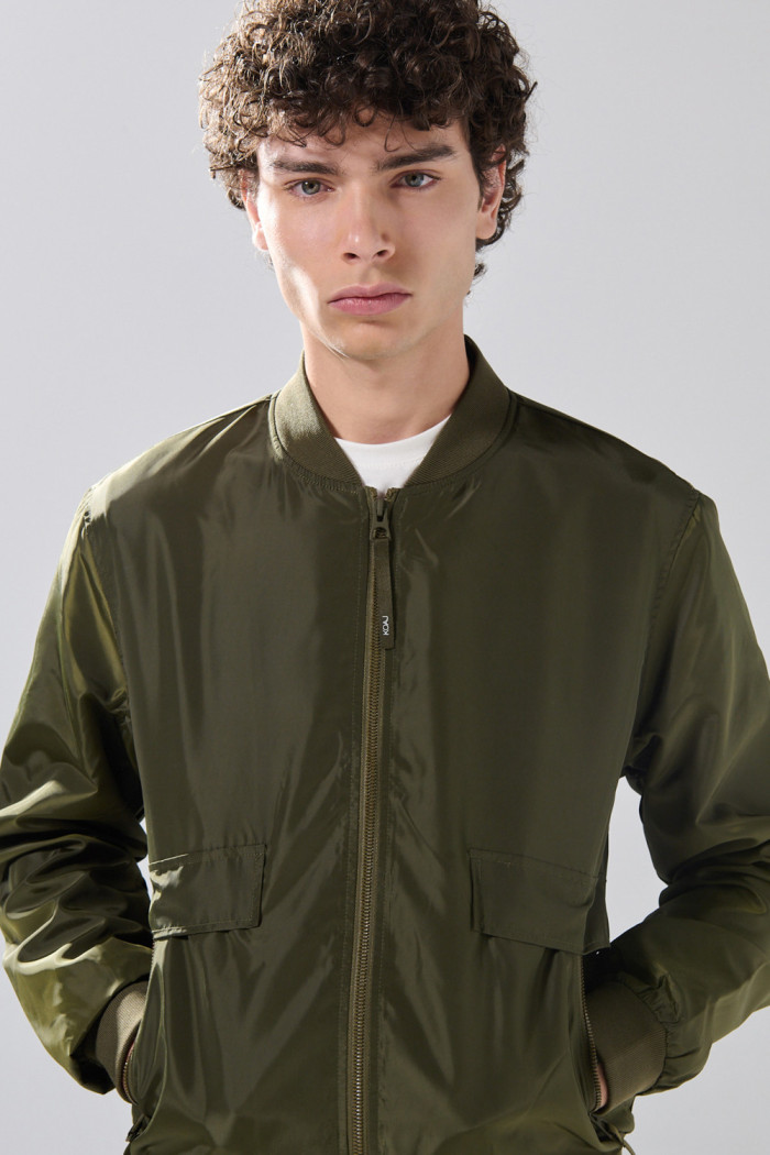 Chaqueta unicolor bomber con bolsillos delanteros de tapa
