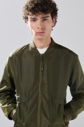 Chaqueta unicolor bomber con bolsillos delanteros de tapa