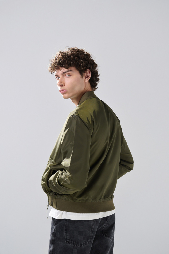 Chaqueta unicolor bomber con bolsillos delanteros de tapa