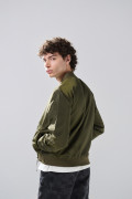 Chaqueta unicolor bomber con bolsillos delanteros de tapa
