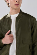 Chaqueta unicolor bomber con bolsillos delanteros de tapa