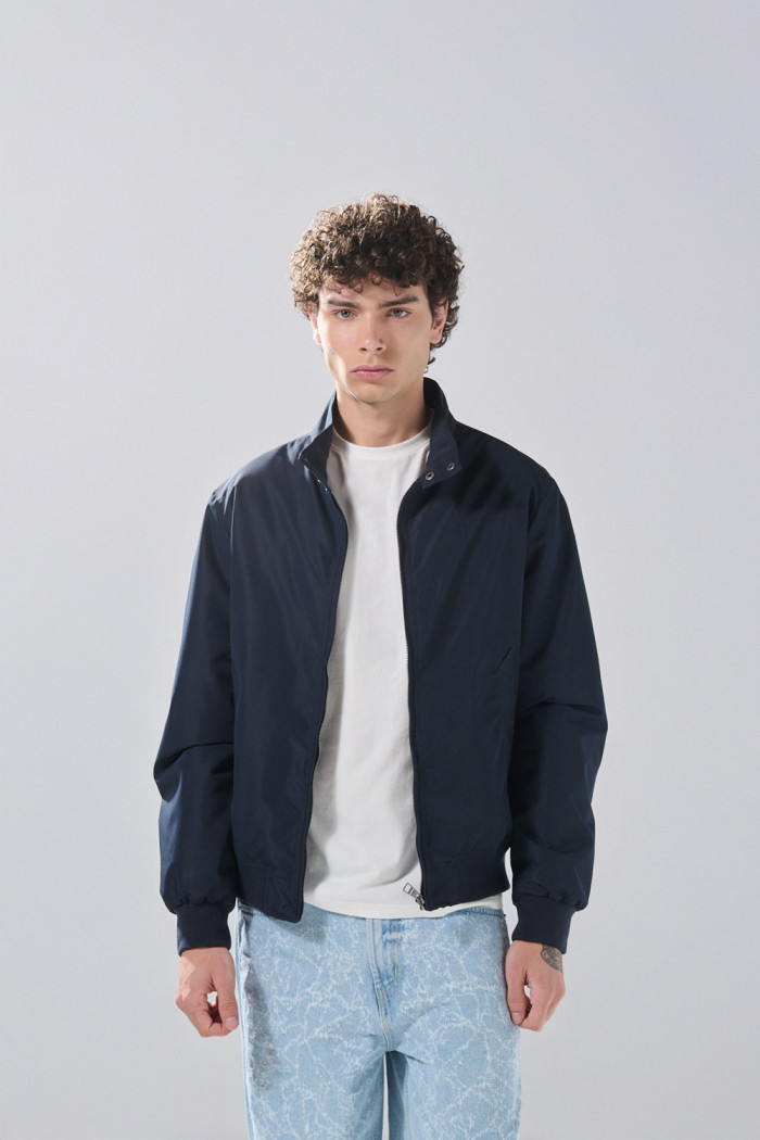 Chaqueta unicolor bomber con cuello alto y broches