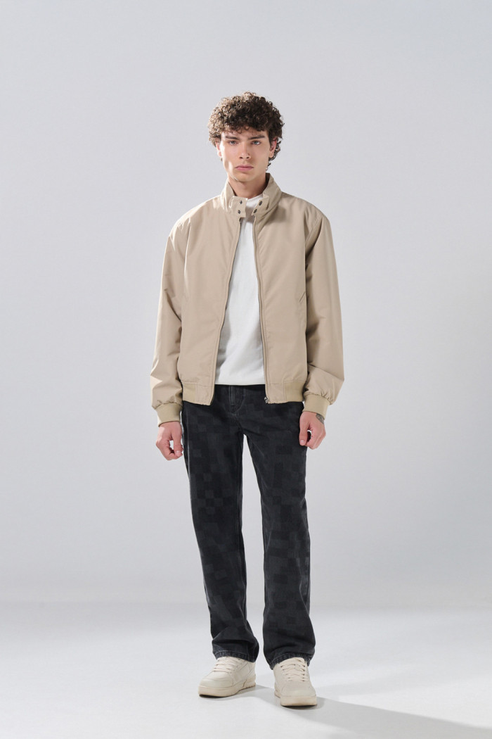 Chaqueta unicolor bomber con cuello alto y broches