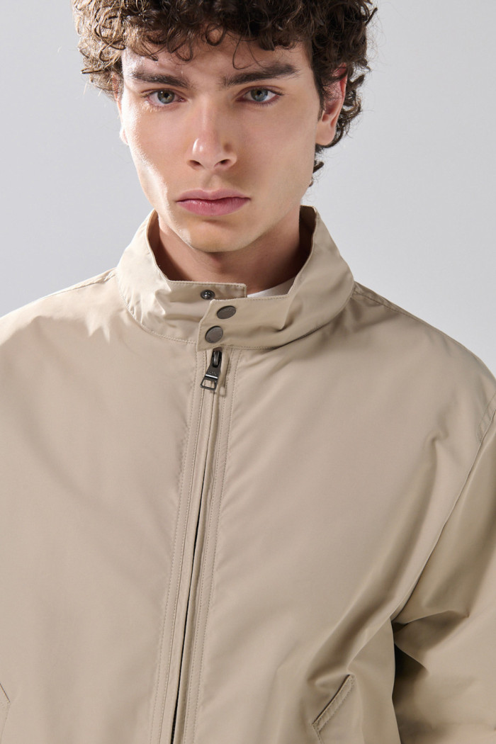 Chaqueta unicolor bomber con cuello alto y broches