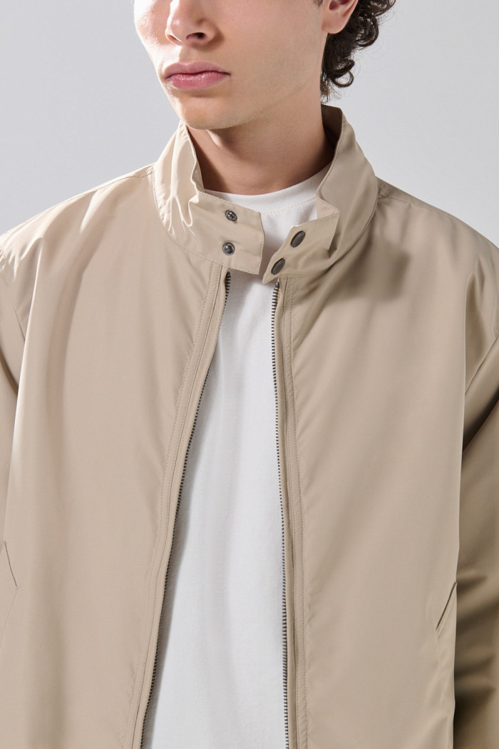 Chaqueta unicolor bomber con cuello alto y broches