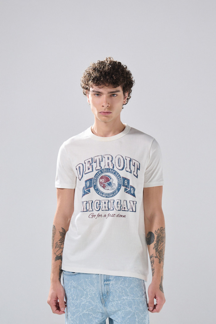 Camiseta ajustada crema clara manga corta con arte college
