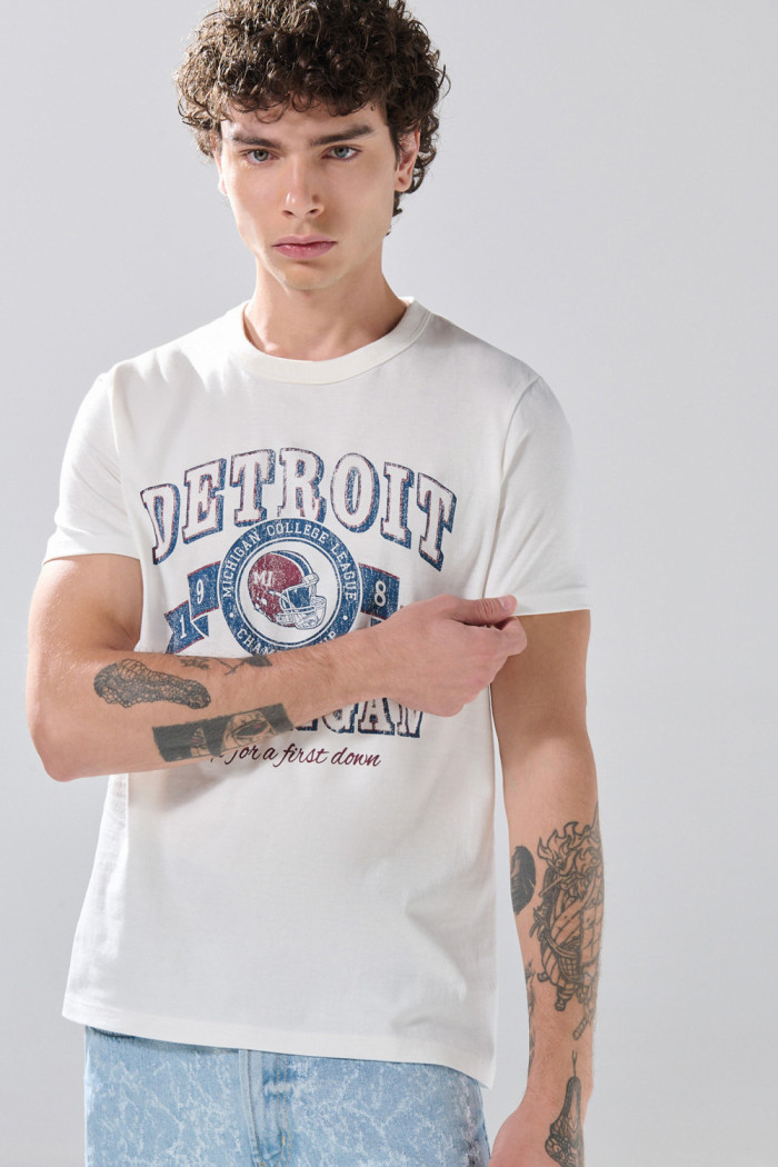 Camiseta ajustada crema clara manga corta con arte college
