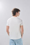 Camiseta ajustada crema clara manga corta con arte college
