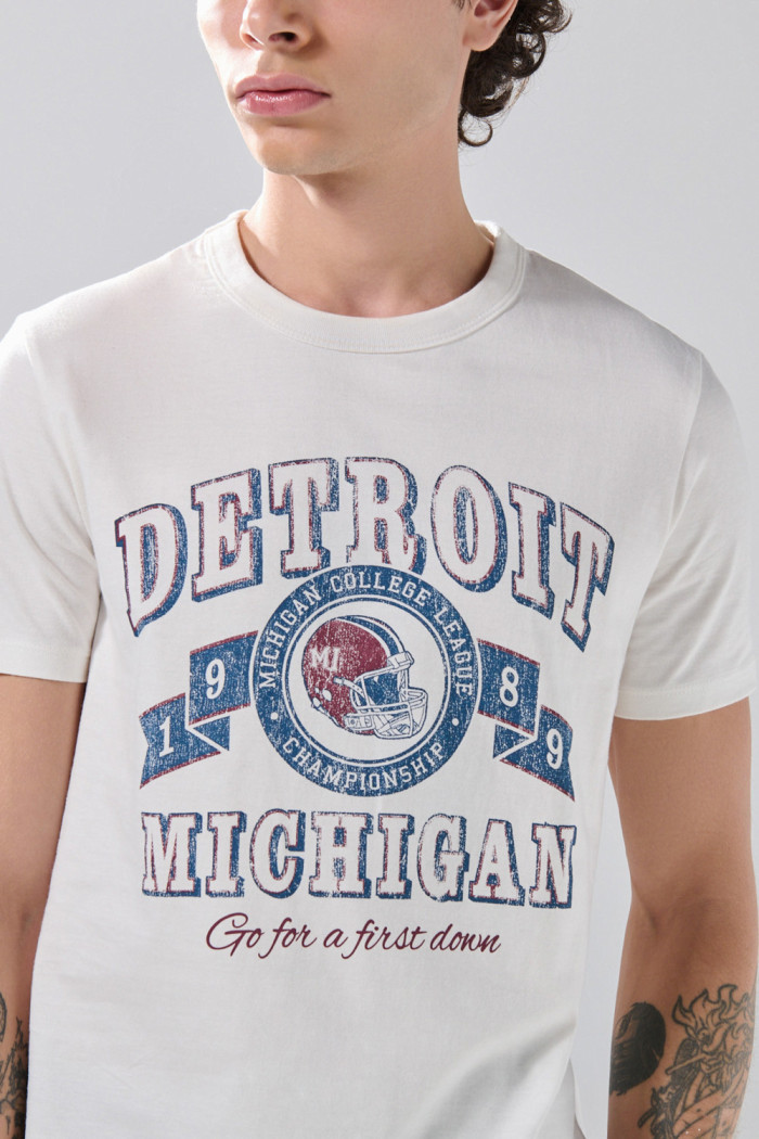 Camiseta ajustada crema clara manga corta con arte college
