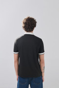 Camiseta polo unicolor con contrastes y texturas de Boho Club
