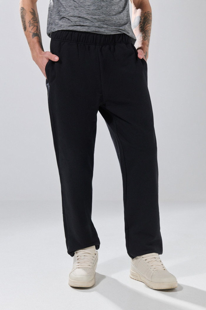 Pantalón jogger bota recta unicolor con bolsillos
