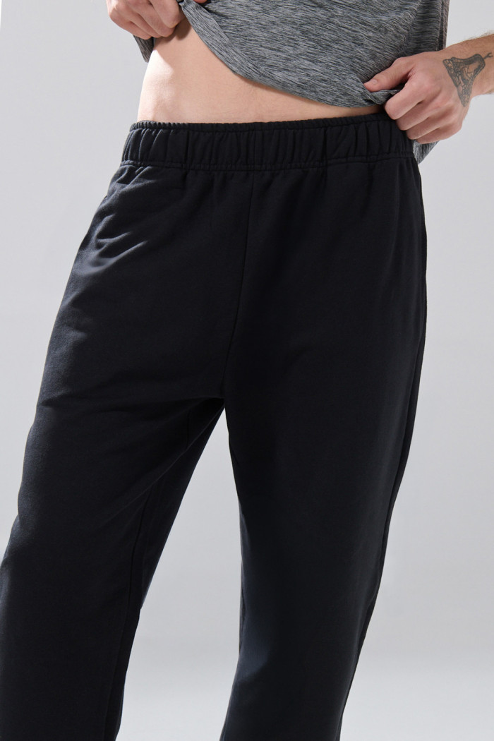Pantalón jogger bota recta unicolor con bolsillos
