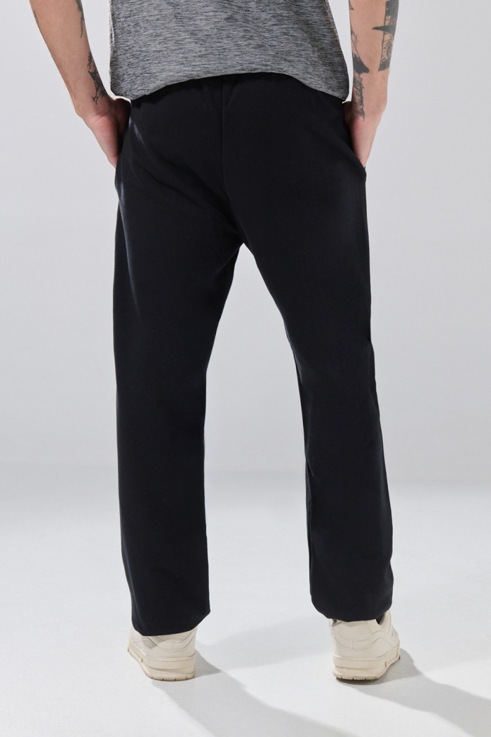 Pantalón jogger bota recta unicolor con bolsillos
