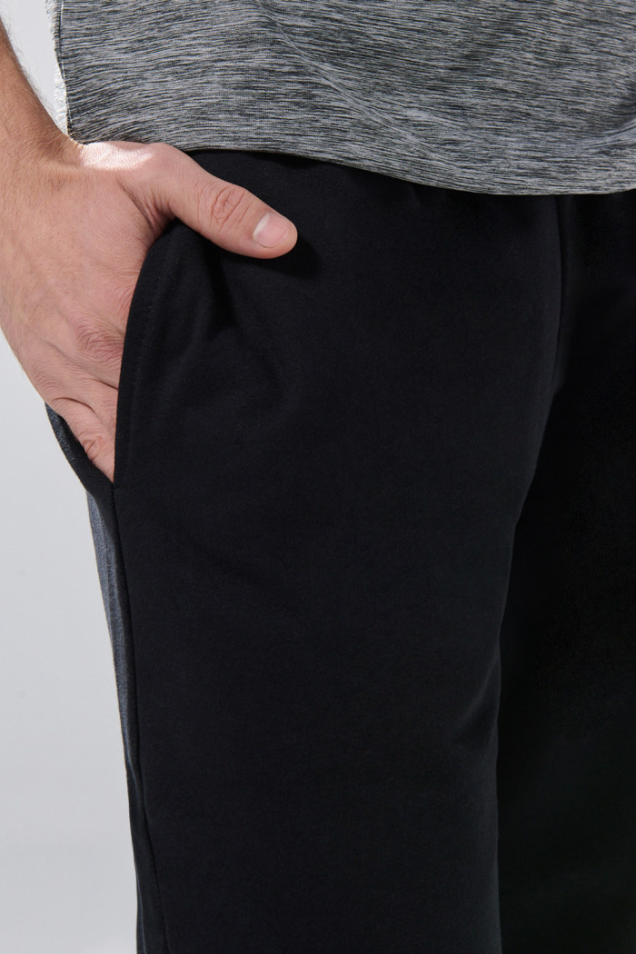Pantalón jogger bota recta unicolor con bolsillos
