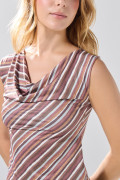 Camiseta café oscura con rayas y manga sisa
