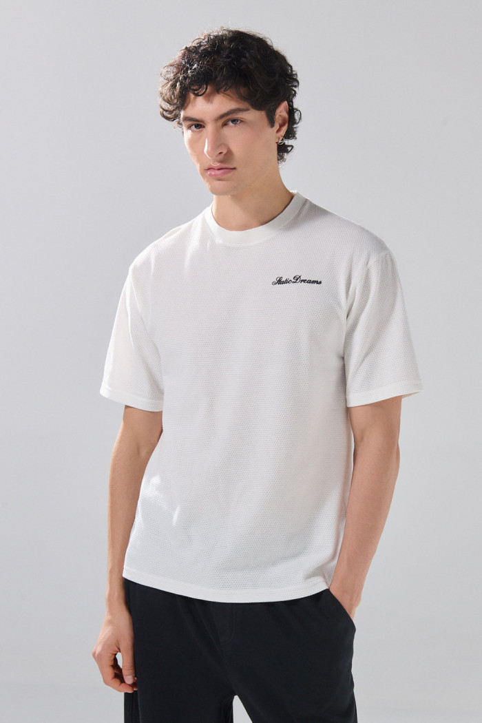 Camiseta oversize unicolor manga corta con texto de Boho Club
