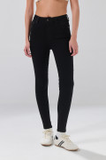 Jean infaltables súper skinny negro con botón metálico

