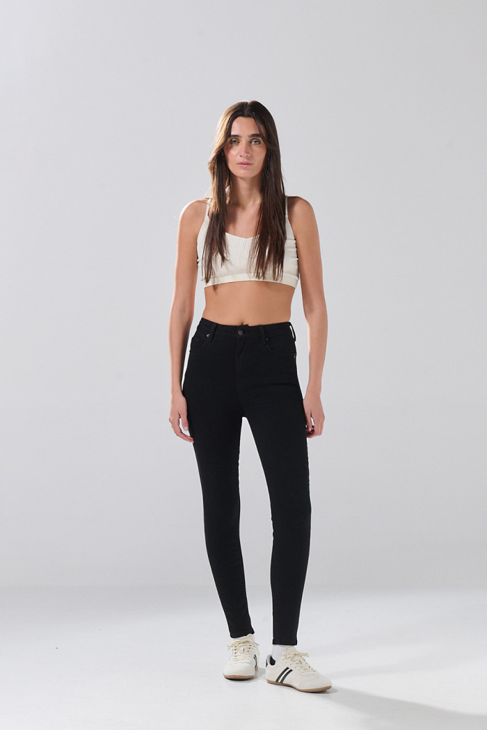 Jean infaltables súper skinny negro con botón metálico
