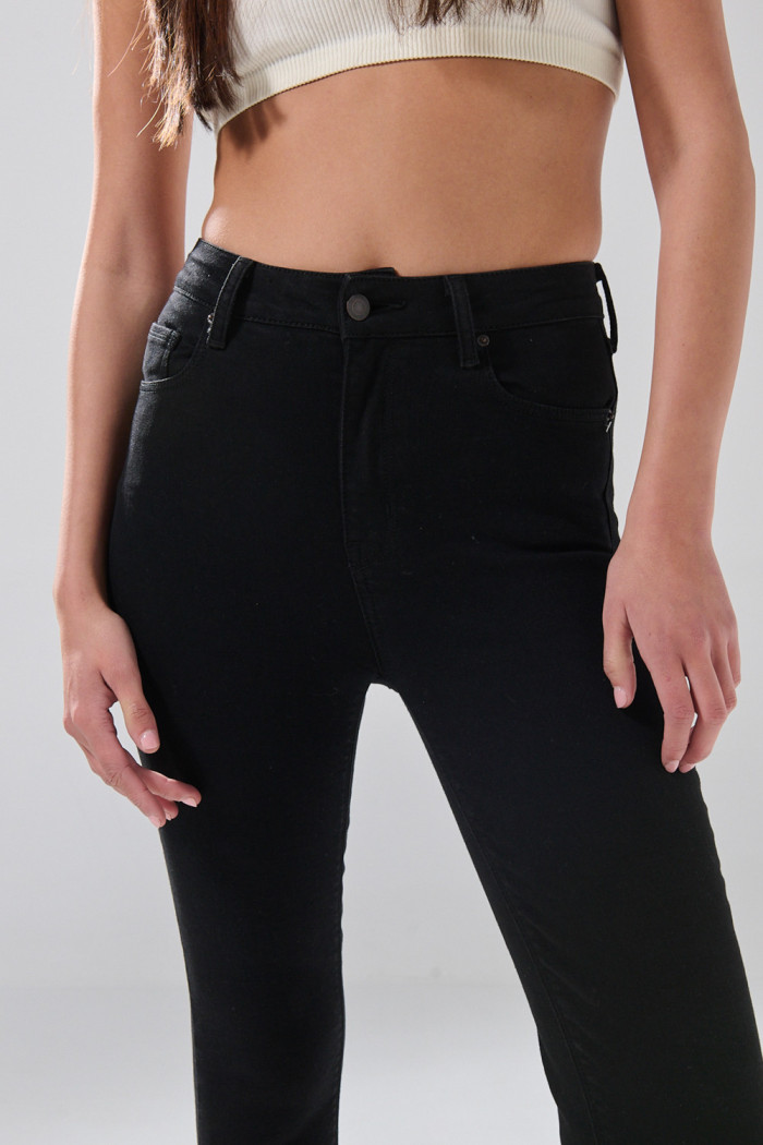 Jean infaltables súper skinny negro con botón metálico
