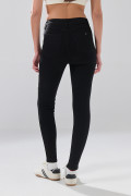 Jean infaltables súper skinny negro con botón metálico
