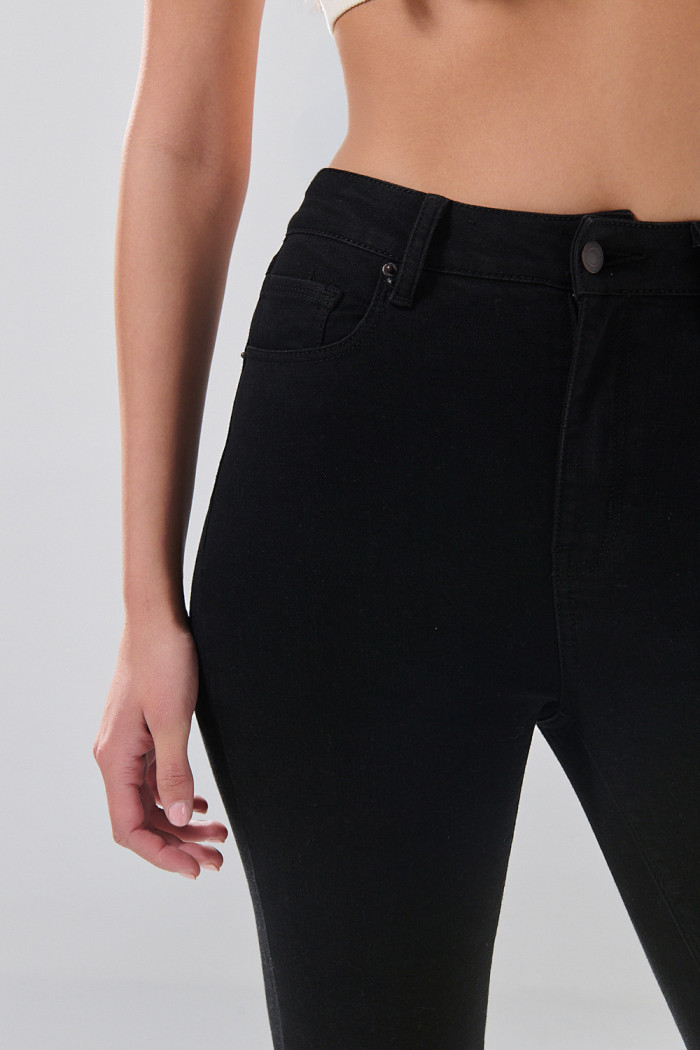 Jean infaltables súper skinny negro con botón metálico
