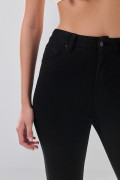 Jean infaltables súper skinny negro con botón metálico
