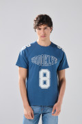 Camiseta azul con manga ranglan y diseños college
