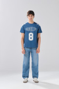 Camiseta azul con manga ranglan y diseños college
