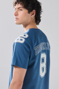 Camiseta azul con manga ranglan y diseños college
