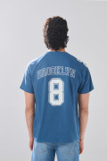 Camiseta azul con manga ranglan y diseños college
