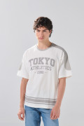 Camiseta oversize crema con arte college y franjas grises
