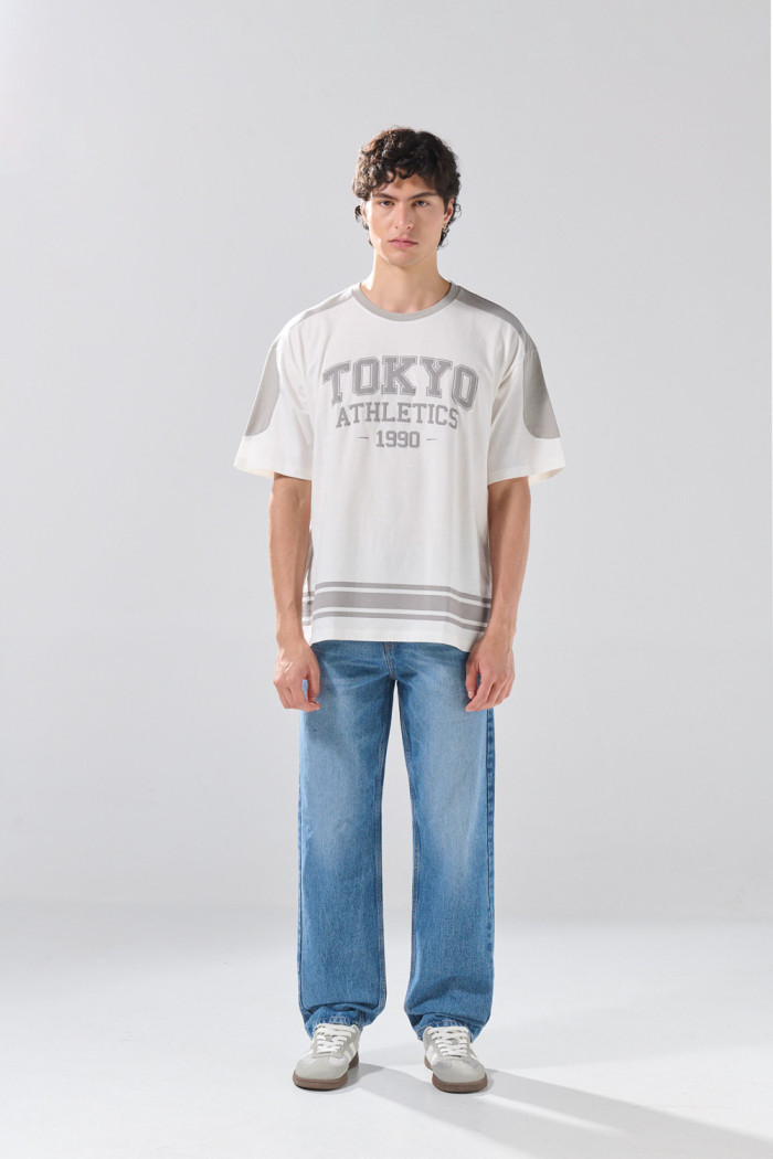 Camiseta oversize crema con arte college y franjas grises

