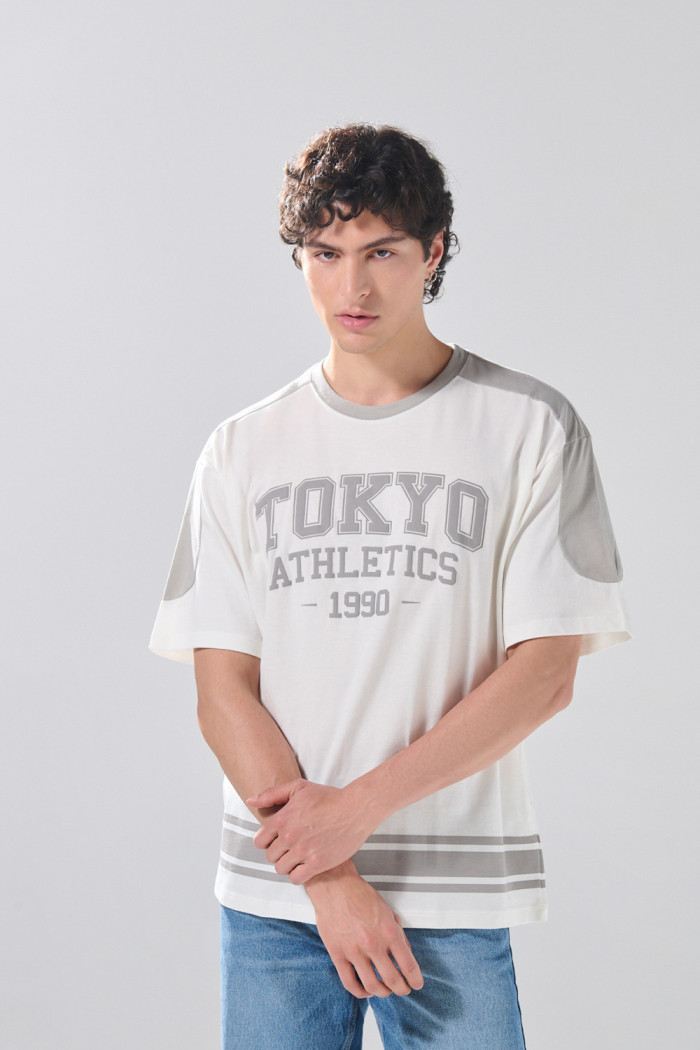 Camiseta oversize crema con arte college y franjas grises
