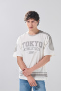 Camiseta oversize crema con arte college y franjas grises
