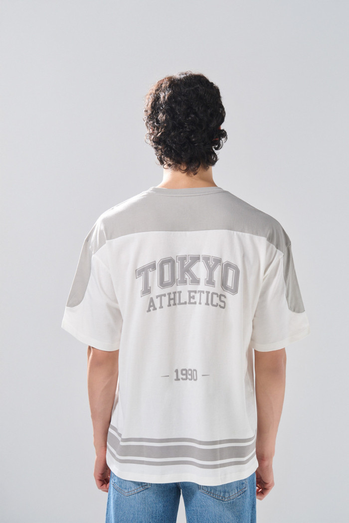 Camiseta oversize crema con arte college y franjas grises
