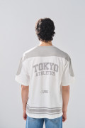 Camiseta oversize crema con arte college y franjas grises
