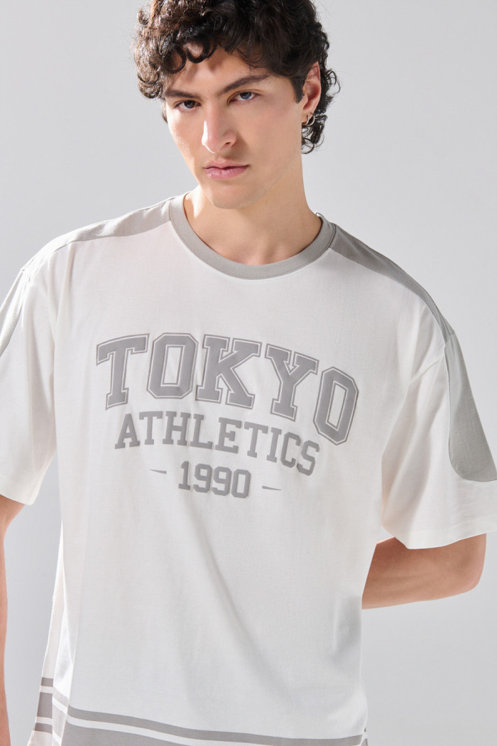 Camiseta oversize crema con arte college y franjas grises
