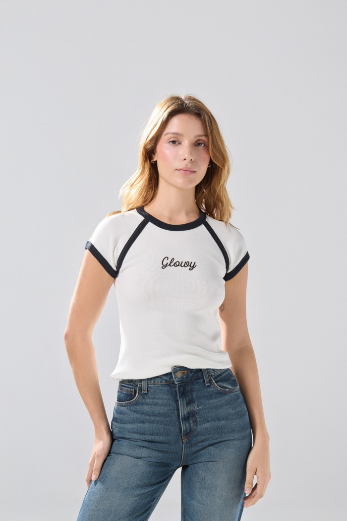 Camiseta crema clara manga ranglan corta con arte college
