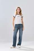 Camiseta crema clara manga ranglan corta con arte college
