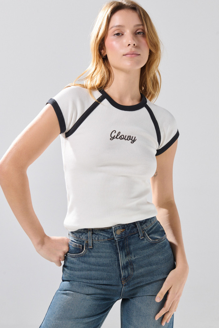 Camiseta crema clara manga ranglan corta con arte college
