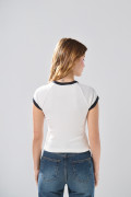 Camiseta crema clara manga ranglan corta con arte college
