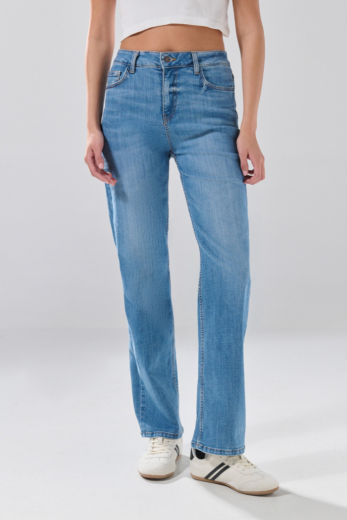 Jean straight leg azul medio infaltables con tiro bajo
