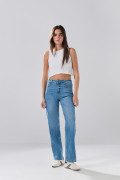 Jean straight leg azul medio infaltables con tiro bajo
