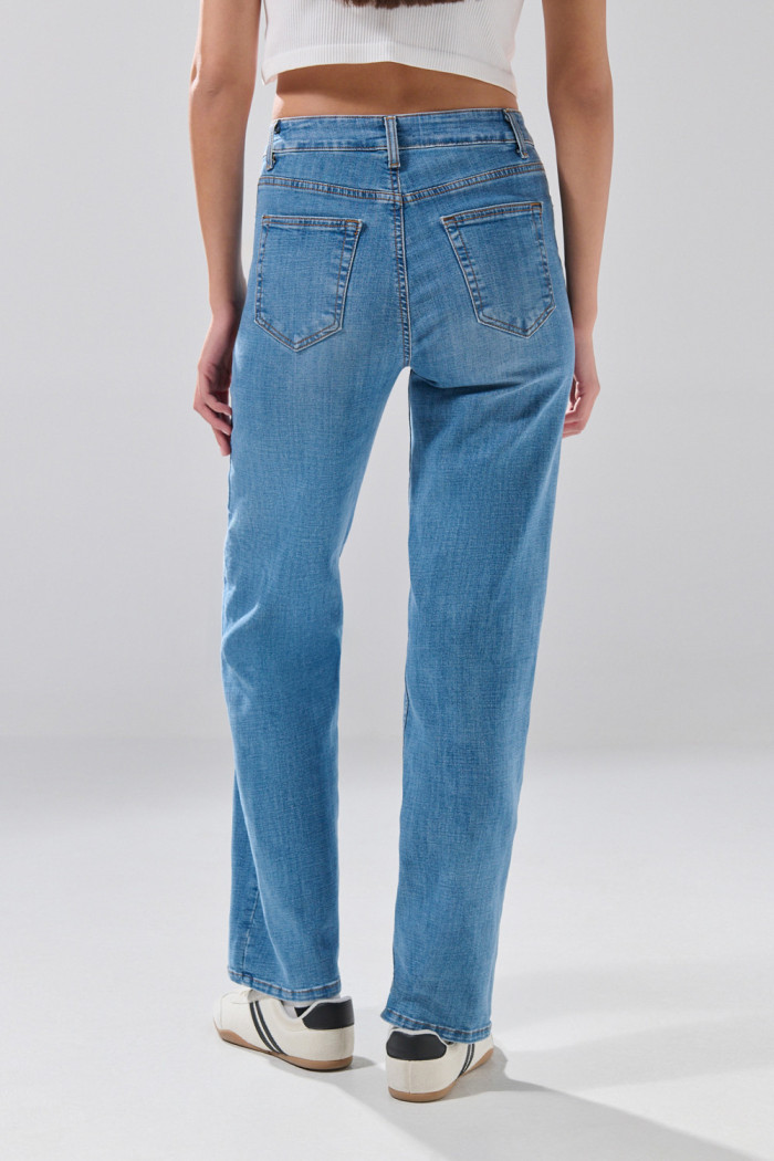 Jean straight leg azul medio infaltables con tiro bajo
