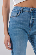 Jean straight leg azul medio infaltables con tiro bajo
