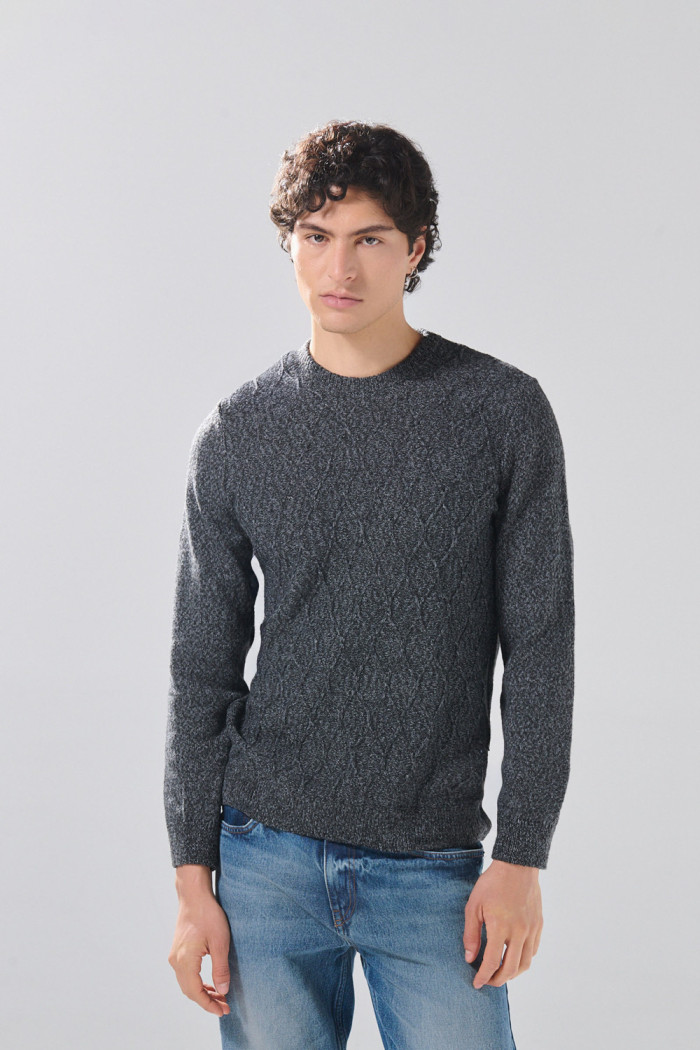 Suéter tejido gris intenso cuello redondo con texturas