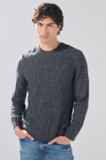Suéter tejido gris intenso cuello redondo con texturas
